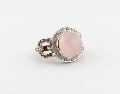 null Bague en or gris (750), centrée d'un cabochon de quartz rose en serti clos,...