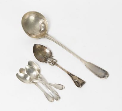 null Lot of unmatched cutlery :

- Silver ladle (800), filets model, numbered P.H....