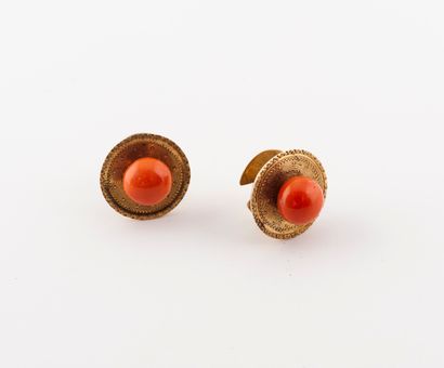 null Pair of yellow gold (750) lady's cufflinks set with coral (Corallium spp) (Corallidae...