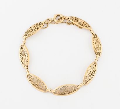 null Yellow gold (750) bracelet with filigree links. 

Spring ring clasp with safety...