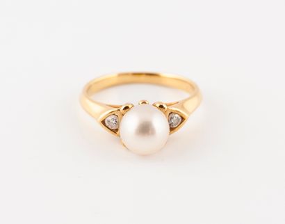 Yellow gold (750) ring set with a white cultured...
