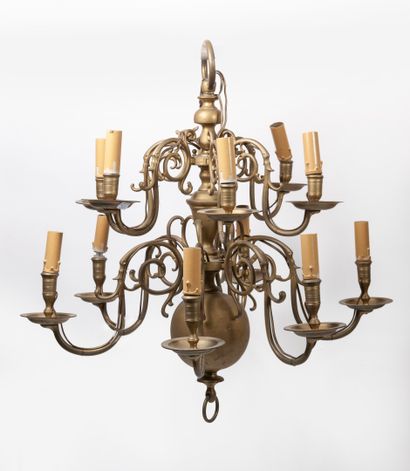HOLLANDE, XIXème siècle 
Lustre en laiton, à douze bras de lumière disposés sur deux...