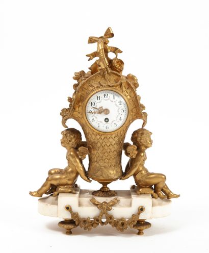 Lot de style Louis XVI, vers 1900 
- A gilded bronze, white marble and Wedgwood medallion...