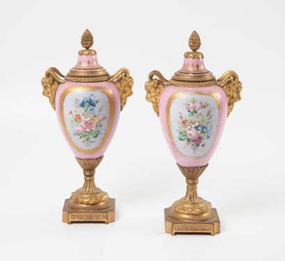 null 
Paire de vases formant flambeaux en porcelaine et bronze doré, à décor en réserve...