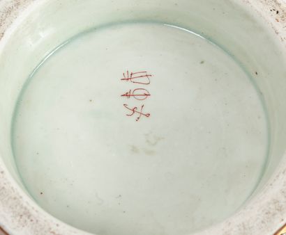CHINE, XXème siècle Seau à rafraichir en porcelaine de forme circulaire sur pied,...