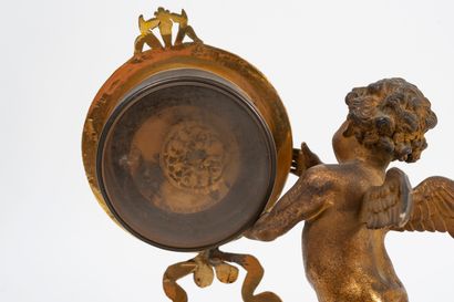 FRANCE, XIXème ou début du XXème siècle 
Trois petites pendules :




- une en bronze...