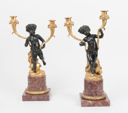 FRANCE, style Louis XVI, XXème siècle 
Paire de candélabres en bronze doré et à patine...