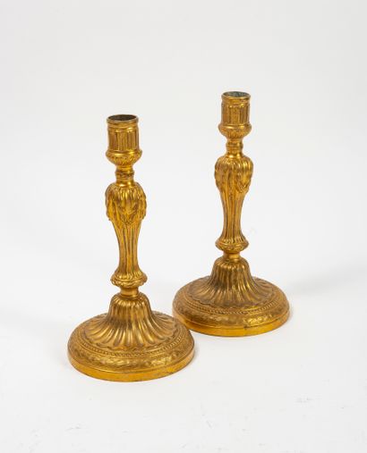 null 
Quatre paires de flambeaux :





-Une paire à fût cannelé, style Louis XVI...