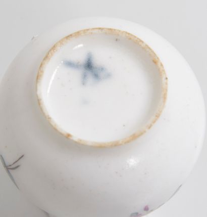 Lot comprenant : - Small milk pot in soft porcelain with white background and polychrome...