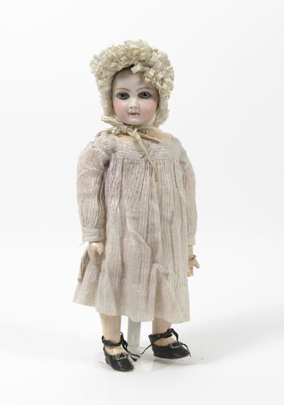 null 
Doll, porcelain head marked in hollow, fixed blue eyes with rays, closed mouth,...