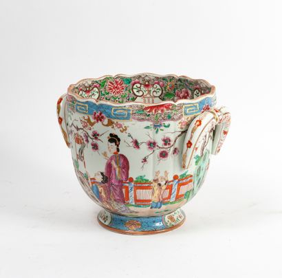 CHINE, XXème siècle Porcelain refreshment bucket of circular form on foot, the edge...