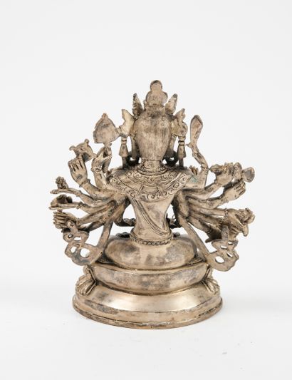 CHINE ou TIBET, XXème siècle Boddhisattva Avalokitesvara en alliage de métal argenté...