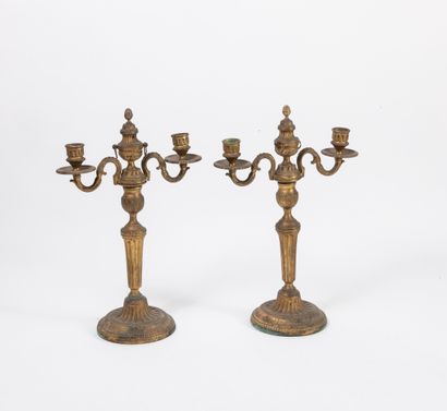 Lot de luminaires de style Louis XVI : 
- Une paire d'appliques à trois bras de lumière,...
