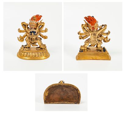 TIBET, XIXème siècle Dharmapala à trois têtes et huit bras en yabyum avec sa parèdre,...