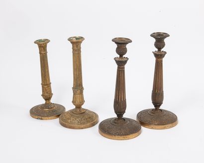FRANCE, seconde quart du XIXème siècle 
Quatre paires de flambeaux en bronze et ou...