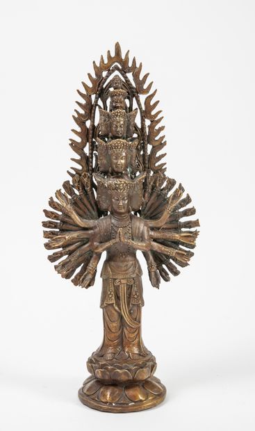 Tibet, début du XXème siècle Bouddha Avalokiteshvara en bronze patiné, représenté...