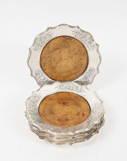 PAYS-BAS Four silver coasters (934 / min. 800) with curved wing, engraved with foliage,...