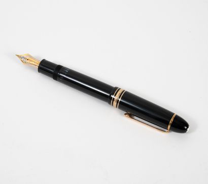 Montblanc, Meisterstück 149 Black resin fountain pen, yellow gold (750) nib.

Signed.

Gross...