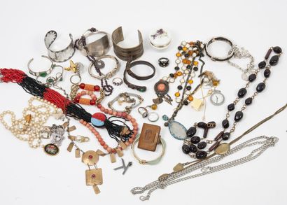 null Lot de bijoux de fantaisie divers dont bracelets, colliers....

Petits manques...