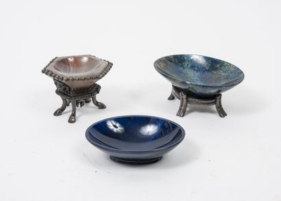 null Three hard stone salverons :

- two oval shaped zoned agate or moss blue bathed...