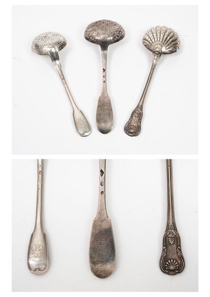 Three silver sprinkling spoons (950) : 
-...