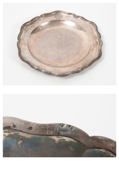 Province, XVIIIème siècle. Circular silver dish (950) with a rim highlighted with...