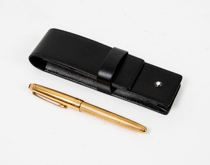 MONTBLANC, MEISTERSTUCK Ballpoint pen in gilded metal grooved. 

Scratches from use....