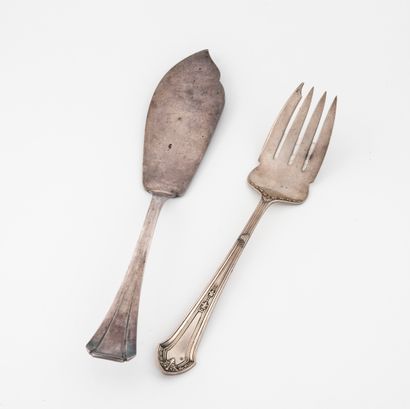 Recomposed fish serving set: 
- Silver knife...