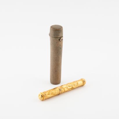 null Yellow gold (750) cylindrical needle case decorated with flowers on a grained...