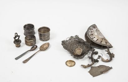 Lot of silver debris (min. 800). 
Total weight:...