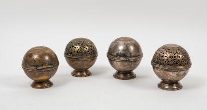 Style Louis XV, XIXème siècle. Deux boules à savon et deux boules à éponge ajourées...