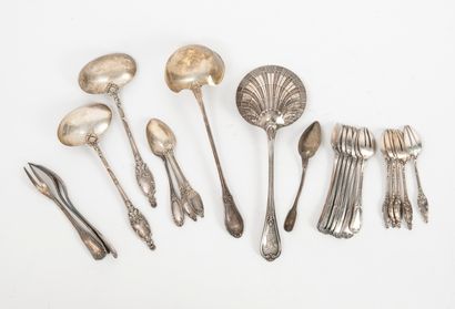 null Set of silver cutlery (950) :

- two cream ladles and four oyster forks decorated...