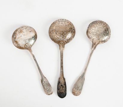 null Three silver sprinkling spoons (950) :

- one with filets, the spoon with pierced...