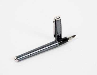 S.T. DUPONT, PARIS Fountain pen in grey resin.

White gold nib (585).

Signed and...