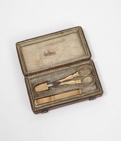 null A yellow gold (750) sewing kit (re-composed) comprising :

- A pair of scissors,...