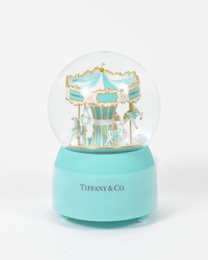 TIFFANY & CO Musical snow globe featuring a carousel.

Blue base, signed.

Winding...