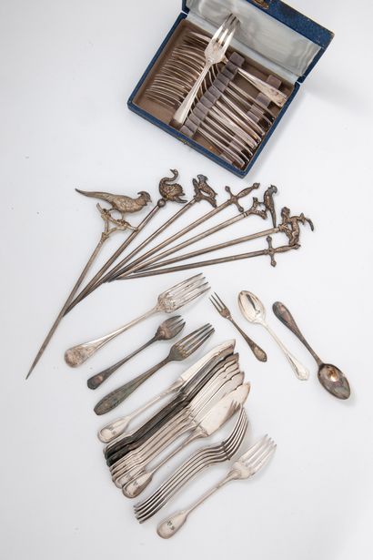 null Lot of silver plated metal :

- seven cutlery items and two fish knives, fillet...