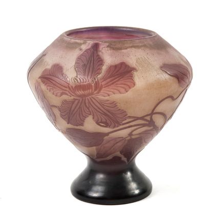 ÉTABLISSEMENTS GALLÉ Vase toupie on pedestal and wide neck.
Proof in purple lined...