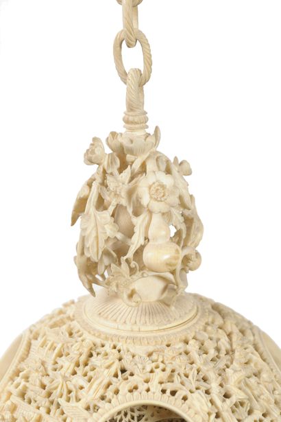 CHINE 
** Boule de canton en ivoire (pré-Convention) finement sculpté, suspendue...