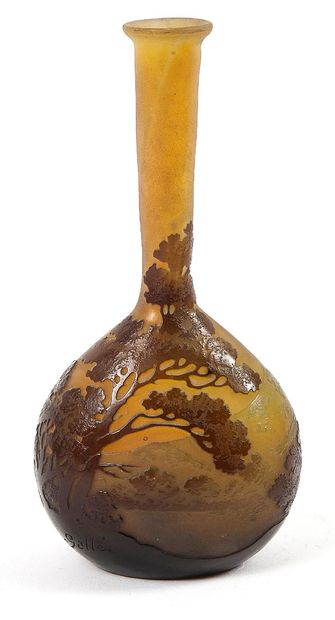 ÉTABLISSEMENTS GALLÉ Small soliflore vase with flat bottom and flattened swollen...