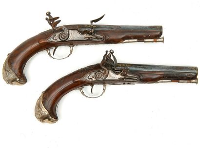 France Pair of flintlock pistols for officers.
Gooseneck locks and hammers, underlined...