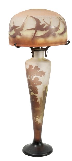 ÉTABLISSEMENTS GALLÉ Grande lampe de table.
Composée d'un pied de forme fuselée et...
