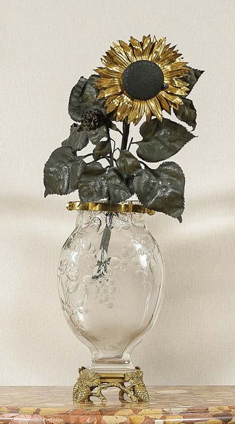 null 
RARE Hélianthe flower hanging lamp.



In green sheet metal, gilded and patinated...