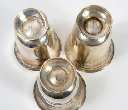 France Trois timbales tulipes en argent (950) uni aux cols soulignés de filets, sur...