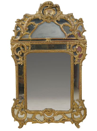 null 
MIROIR À PARCLOSE En bois doré, orné de volutes, cuirs et fleurettes aux écoinçons,...