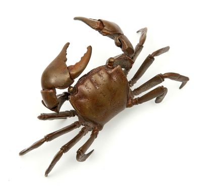 JAPON Petit crabe en bronze à patine brun-vert nuancée aux pinces et pattes articulées.
Jizaï...
