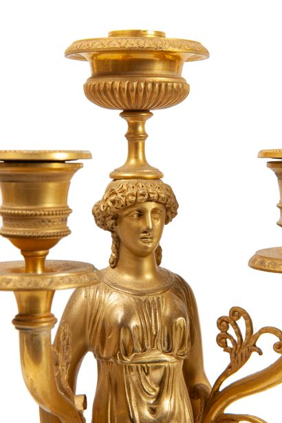 null 
SUITE DE QUATRE CANDÉLABRES 



En bronze doré, en forme de jeune femme à l'antique...