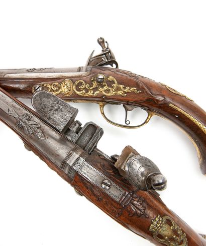 France Pair of large flintlock pommel guns.
Flat-bodied locks, underlined by wavy...