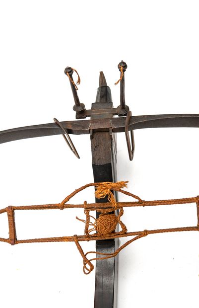 ITALIE Fine hunting crossbow with jalet.
Wrought iron bow held by an iron plate stirrup...
