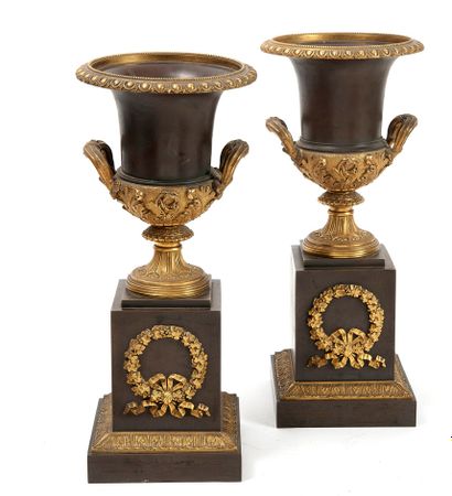 null 
PAIR OF MEDICIS VASES 



In brown patinated and gilded brass, on a cubic base...